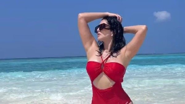 રેડ બિકીનીમાં ચીલ કરતી જોવા મળી