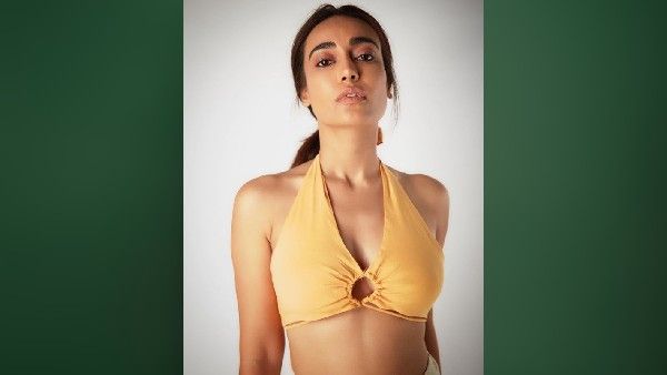 સુરભીએ બ્રાલેટમાં પોઝ આપ્યા