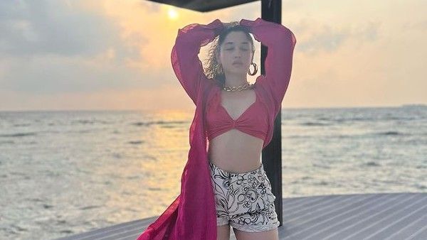 માલદિવમાં પીંક બિકીનીમાં તમન્ના ભાટીયાએ પોઝ આપ્યા, જુઓ વીડિયો!