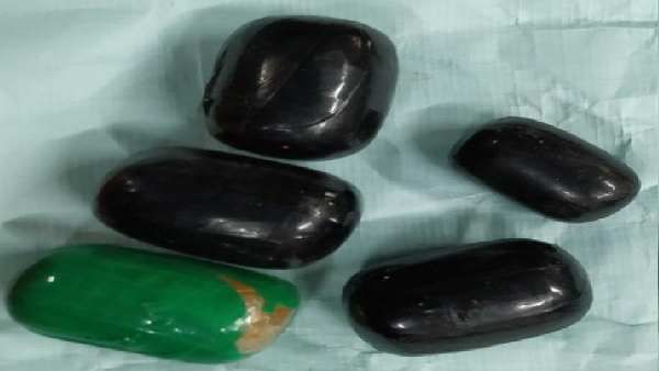 1 કરોડનુ સોનુ પતિ-પત્ની પોતાના શરીરની અંદર છૂપાવીને UAEથી લાવ્યા, કેપ્સૂલોમાં ભર્યુ હતુ