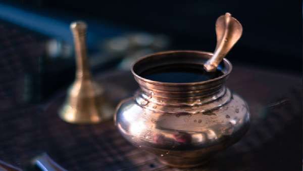 પાણીથી ભરેલુ વાસણ પાણીથી ભરેલુ વાસણ