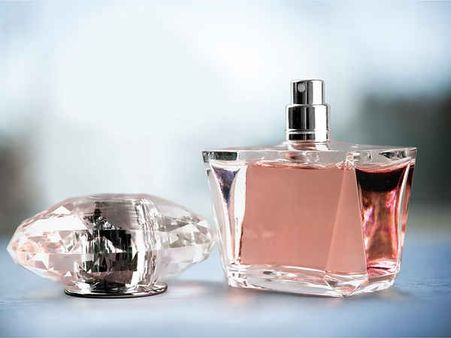 કપડાં પર પરફ્યુમ લગાવો