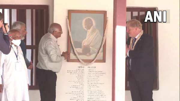 બોરિસ જૉનસનનુ ગાંધી આશ્રમમાં મંત્રોચ્ચાર સાથે સ્વાગત, ગાંધીજીની પ્રતિમાને સુતરની આંટી પહેરાવી