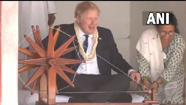 બ્રિટિશ PM બોરિસ જૉનસને ગાંધી આશ્રમમાં રેટિયો કાંતતા શીખ્યો, વિઝિટર બુકમાં ગાંધીજી વિશે લખી આ વાત