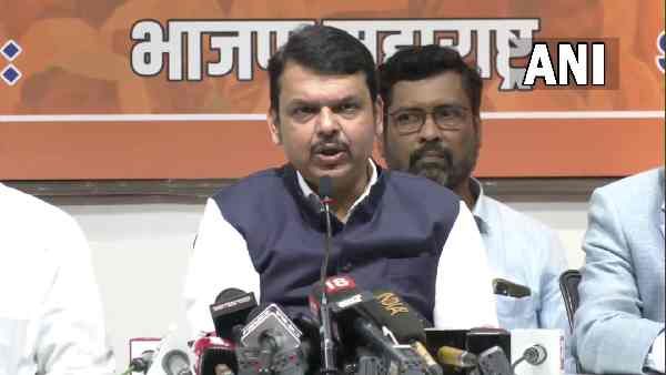 Loudspeaker row: ફડવીસ બોલ્યા હિટલરથી વાતચીતનો શું ફાયદો? ઠાકરે એ આપ્યો આ જવાબ