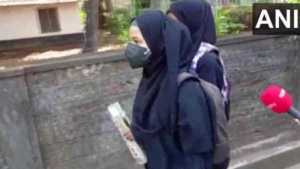 હિજાબ પહેરીને પરીક્ષા આપવા આવી વિદ્યાર્થીનીઓને એન્ટ્રી ન અપાઇ, પરિક્ષા આપ્યા વગર ગઇ ઘરે