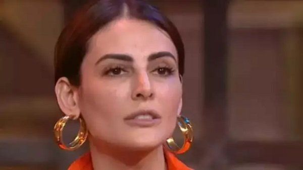 સાયશા-મંદાનાએ એકબીજાને ચુંબન કર્યું