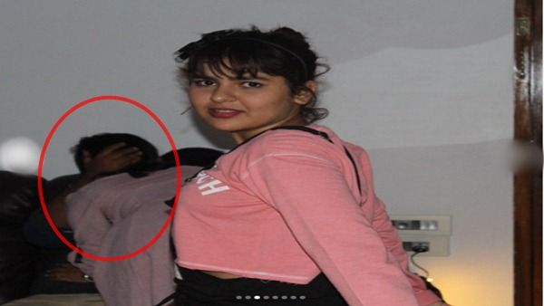 બેકગ્રાઉન્ડમાં વ્યક્તિ કોણ છે?