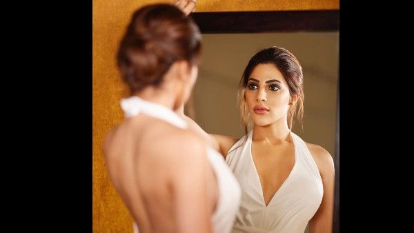 નિક્કી ની સેક્સી તસવીર