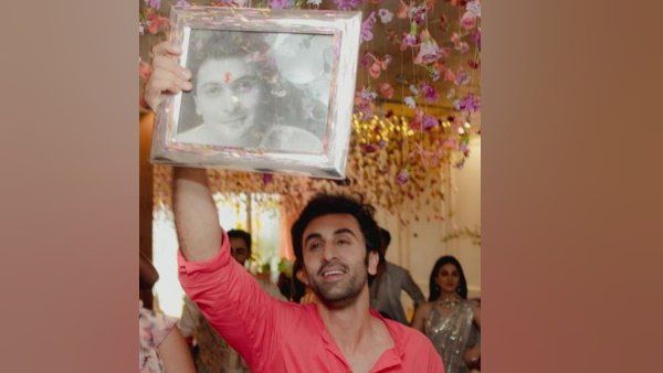પિતા ઋષિ કપૂરનો ફોટો હાથમાં લઈને ડાન્સ કર્યો
