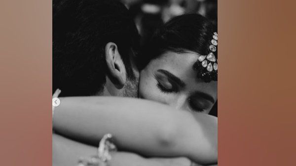 મહેંદીમાં રેડ કલરના કપડામાં દેખાયા રણબીર આલિયા 