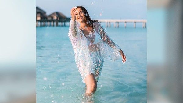 માલદિવમાં ચીલ કરી રહી છે