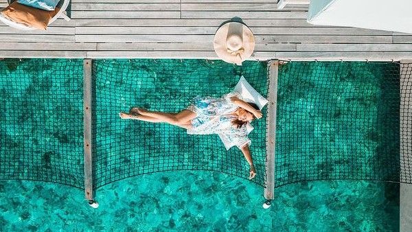 માલદીવમાં ગ્લેમરસ અંદાજમાં ચીલ કરતી જોવા મળી સોનાક્ષી સિંહા, ફોટો વાયરલ!