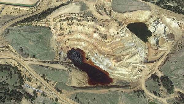 સોનાની ખાણ વચ્ચે લાલ રંગની નદી જોઈ લોકો સમજી બેઠા લોહીની નદી, પણ સચ્ચાઈ કંઈક અલગ જ!