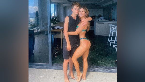 4 બાળકોની માતાએ પુત્ર સાથે શેર કર્યો બિકીની ફોટો, કહ્યું-હું મારા બાળકો સામે બિકીની પહેરું છું!