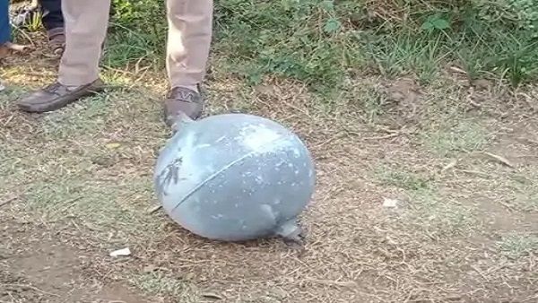 આણંદ જિલ્લામાં 3 જગ્યાઓએ આકાશમાંથી રહસ્યમયી ગોળા પડ્યા, સ્થાનિકોમાં ડરનો માહોલ!