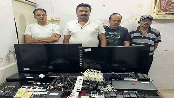 IPL મેચમાં સટ્ટો રમતા 4 લોકો 35 મોબાઈલ સાથે ઝડપાયા!