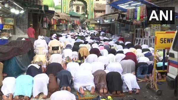 Eid Ul Fitr: દેશભરમાં ઈદની ધામધૂમથી ઉજવણી, મસ્જિદોમાં અદા થઈ નમાઝ, પીએમ મોદીએ આપી શુભકામના