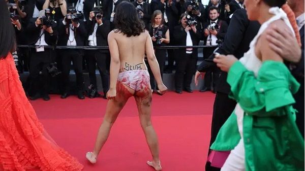 રેડ કાર્પેટ પર ટોપલેસ થઈ મહિલા