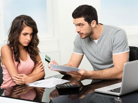 ખામીઓ કાઢે છે