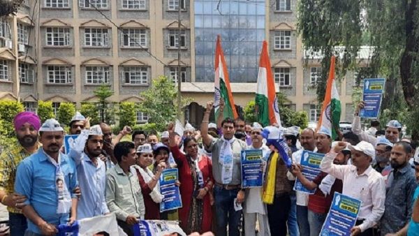 શિમલા DC ઑફિસ બહાર આમ આદમી પાર્ટીના કાર્યકર્તાઓનું વિરોધ પ્રદર્શન
