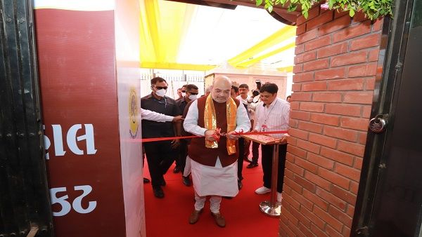 ગોધરા ખાતે પંચમહાલ ડેરી અને જિલ્લા સહકારી બેંકના પાંચ પ્રકલ્પોનું લોકાર્પણ અને ખાતમુહૂર્ત કરતા અમિત શાહ