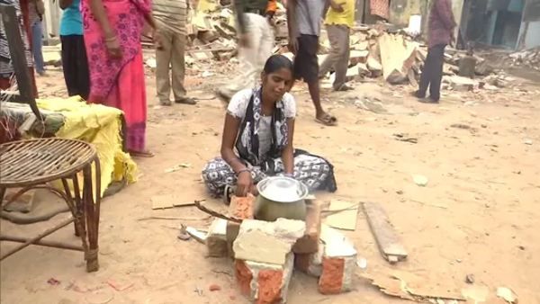 ચેન્નાઇ: દબાણમાં તુટ્યુ ઘર, રોડ પર જમવાનુ બનાવતી રહી મહિલા