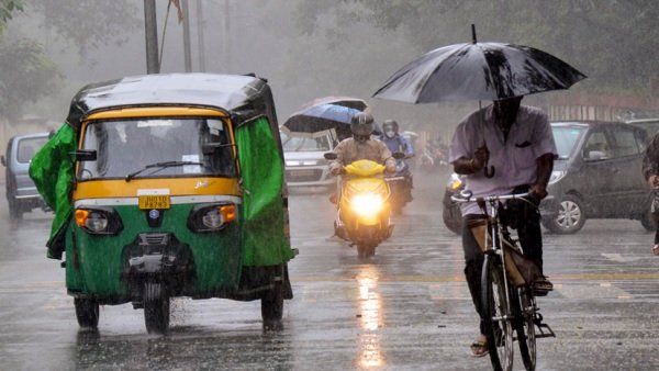 ચક્રવાત 'આસાની' ઉત્તર-પશ્ચિમ તરફ આગળ વધી રહ્યું છે ચક્રવાત 'આસાની' ઉત્તર-પશ્ચિમ તરફ આગળ વધી રહ્યું છે