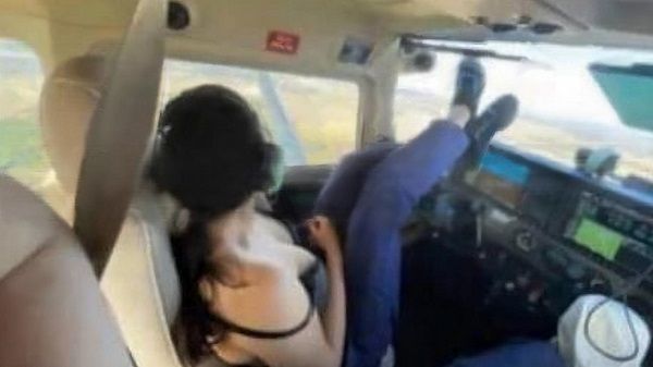 ફ્લાઈટને ઓટો પાઇલટ મોડ પર મૂકી ફ્લાઈટને ઓટો પાઇલટ મોડ પર મૂકી