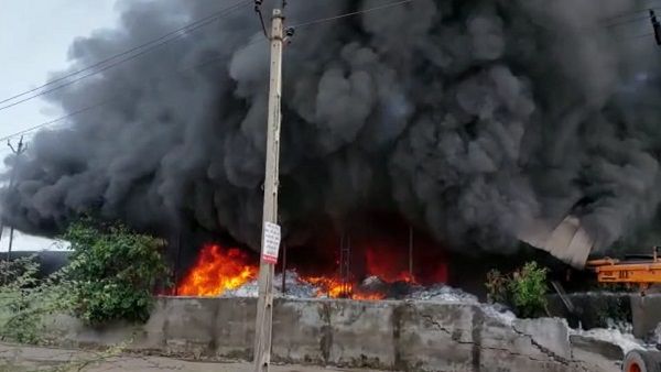 સુરત ફેક્ટરીમા આગ લાગતા ફાયરની 7 ગાડીઓ ઘટના સ્થળે