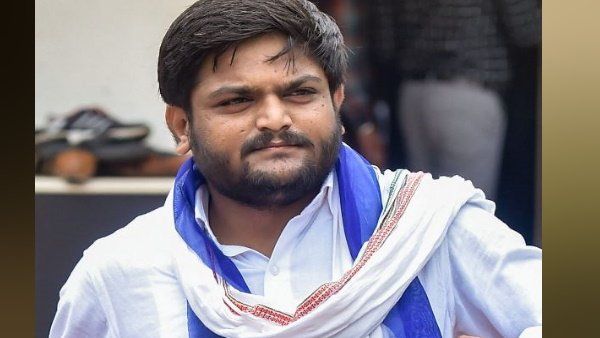 રાષ્ટ્રધ્વજનું અપમાન કરવા બદલ કેસ નોંધવામાં આવ્યો હતો