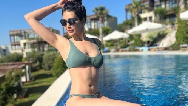 લગ્ન બાદ હોટ થઈ રહી છે કરિશ્મા તન્ના, હવે બિકીની પહેરી બોલ્ડ પોઝ આપ્યા!