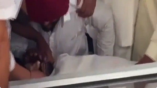 માતા મુસેવાલાને છેલ્લી વાર જોતી રહી માતા મુસેવાલાને છેલ્લી વાર જોતી રહી