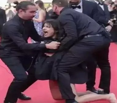 કાન્સ ફેસ્ટિવલમાં રેડ કાર્પેટ પર ટોપલેસ થનારી મહિલા કોણ છે? જાણો શા માટે ટોપલેસ થઈ?