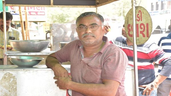 સેવ ખમણીની લારી ચલાવતા પ્રકાશભાઇ પોતાના સતાને વિદેશ અભ્યાસ માટે મોકલ્યા