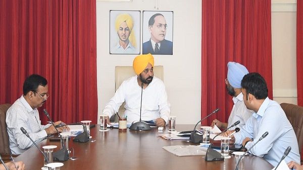 પંજાબના આંતરરાષ્ટ્રીય એરપોર્ટને લઇને મુખ્યમત્રીએ અધિકારીઓ સાથે કરી બેઠક, વિદેશમાં સિધી હવાઇ સેવા શરૂ કરવા કરી