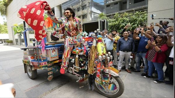 ફિલ્મના પ્રમોશન માટે અમદાવાદ પહોંચ્યો રણવીર સિંહ, જમ્યો ગુજરાતી થાળી, છકડામાં બેસી ફર્યો અમદાવાદ