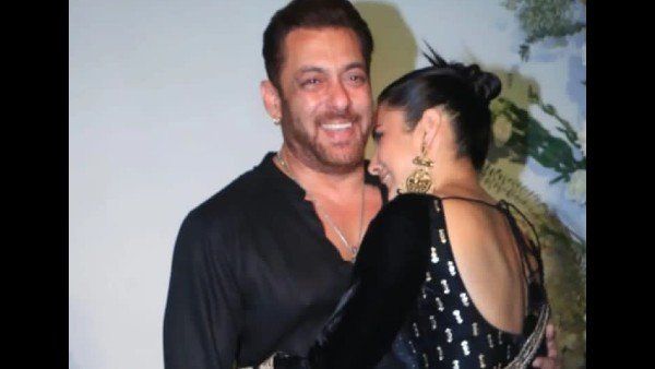 ફ્લાઇંગ કીસ કરતી આવી નજર