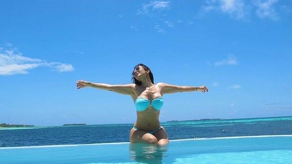 સોફી ચૌધરીએ સ્કાય બ્લૂ બિકીનીમાં પાણીમાં આગ લગાવી, ટૂ-પીસમાં બોલ્ડ પોઝ આપ્યા!