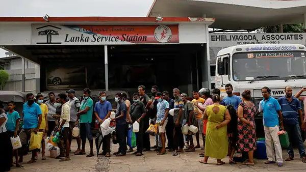 કંગાળ થયુ શ્રીલંકા, સરકારે કહ્યુ, પેટ્રોલ ખરીદવા માટે નથી પૈસા, લાઈન ન લગાવો