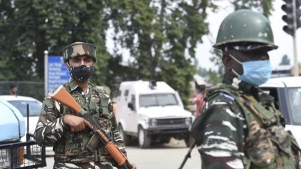 આતંકીઓએ ગોળી મારી કરી પોલીસકર્મીની હત્યા, દીકરીની હાલત ગંભીર