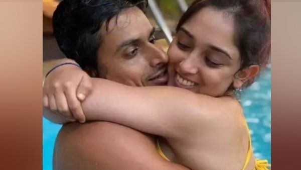 બોયફ્રેન્ડ સાથે રોમેન્ટિક અંદાજમાં દેખાઈ ઈરા ખાન બોયફ્રેન્ડ સાથે રોમેન્ટિક અંદાજમાં દેખાઈ ઈરા ખાન