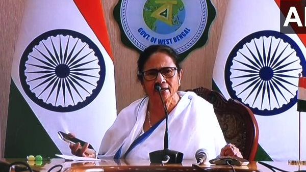 મમતાએ પેટ્રોલ-ડિઝલના ભાવ ઘટાડાને ચૂંટણી સ્ટંટ ગણાવ્યો, ગેસ સિલિન્ડરના ભાવ પર સવાલ ઉઠાવ્યા!