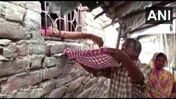 માનવતાનુ મોતઃ દીકરાનુ શબ આપવા હોસ્પિટલે માંગી લાંચ, ભીખ માંગીને પૈસા ભેગા કરી રહ્યા છે માતાપિતા