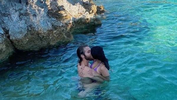 અનુરાગ કશ્યપની દીકરી આલિયાએ બૉયફ્રેન્ડ સાથે કર્યુ લિપલૉક, સમુદ્રમાં આપ્યા ઈંટિમેટ પોઝ, જુઓ Pics