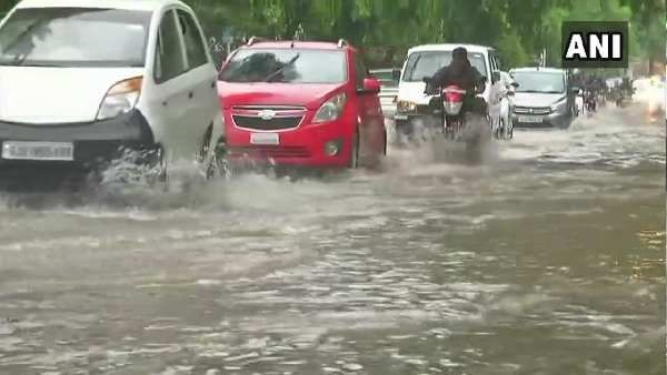 વીજળીના કડાકા અને ભારે પવન સાથે અમદાવાદમાં વરસાદી રમઝટ, 60થી વધુ વૃક્ષો ધરાશાયી