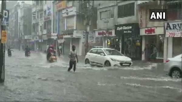 ભાવનગરમાં ગાજવીજ સાથે વરસાદ ખાબક્યો ભાવનગરમાં ગાજવીજ સાથે વરસાદ ખાબક્યો