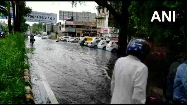 વૃક્ષો ધરાશાયી, ટ્રાફિક જામ