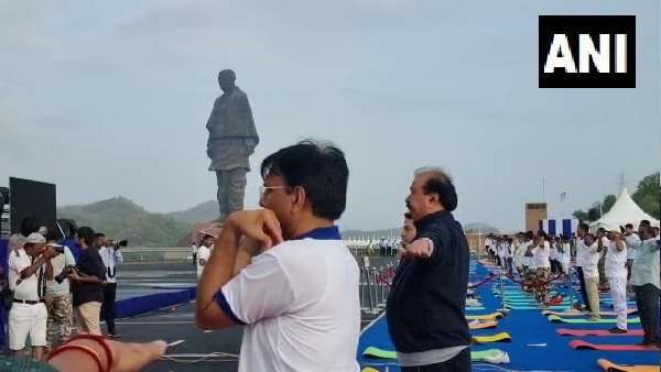 સ્ટેચ્યુ ઑફ યુનિટી ખાતે વિશ્વ યોગ દિવસની ઉજવણીમાં કેન્દ્રીય આરોગ્ય મંત્રી મનસુખ માંડવિયાએ કર્યા યોગ