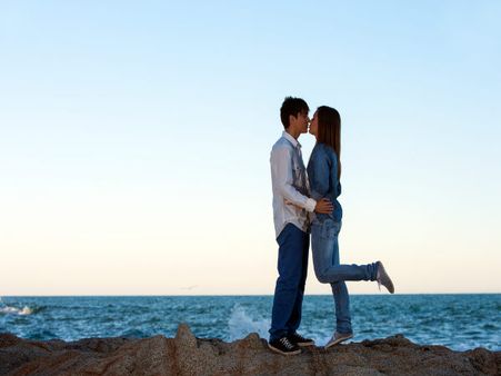 પાર્ટનર સામે પગ પર ઉભા રહો